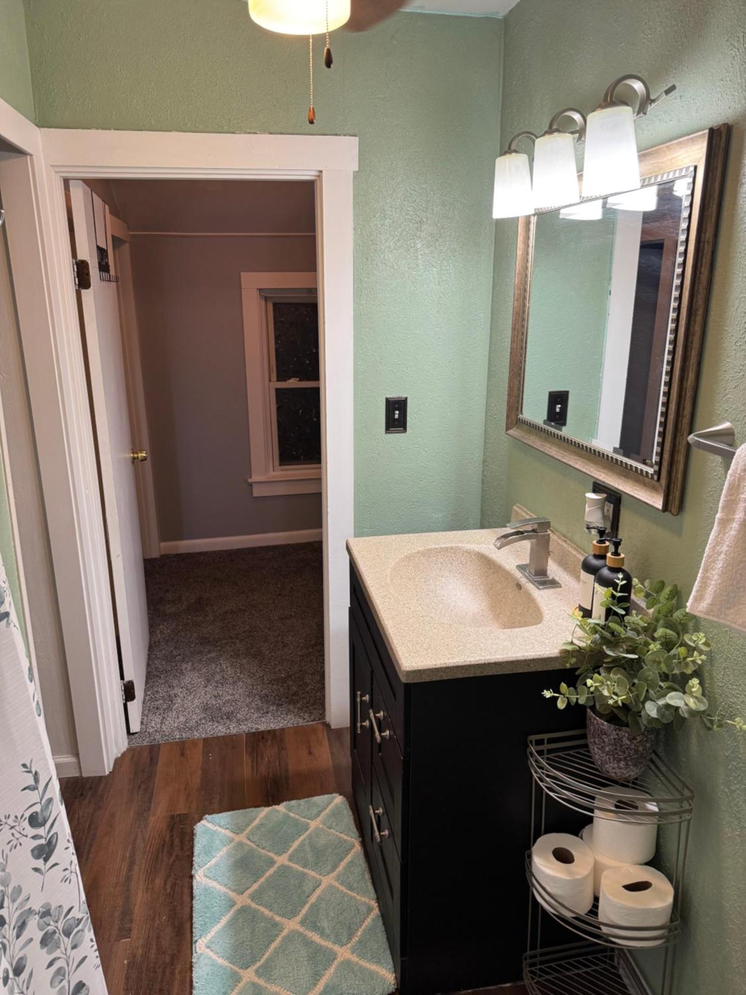 Charming 3-bedroom House Next To Hollywood Casino! 1 Minute From Interstate 75 *