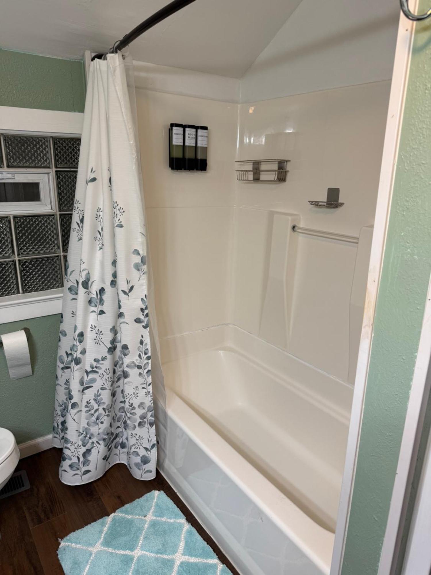 Ferienhaus Charming 3-bedroom House Next To Hollywood Casino! 1 Minute From Interstate 75